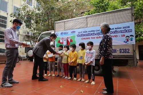 Quỹ sữa Vươn cao Việt Nam hành trình xuyên mùa dịch Covid-19 để đem sữa đến cho trẻ em
